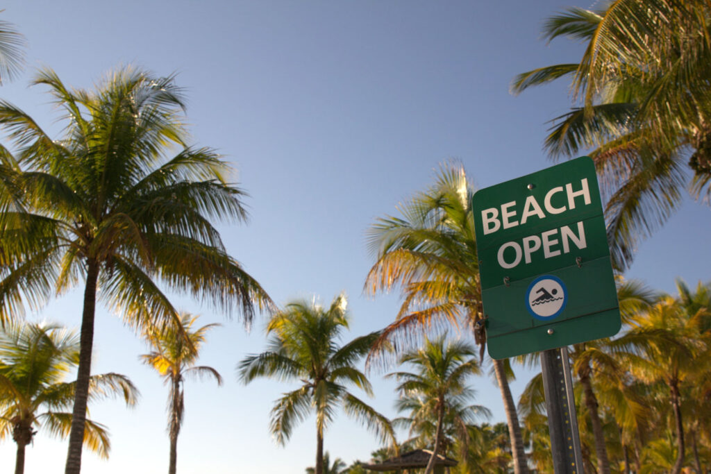 Beach open skylt i Miami Beach.