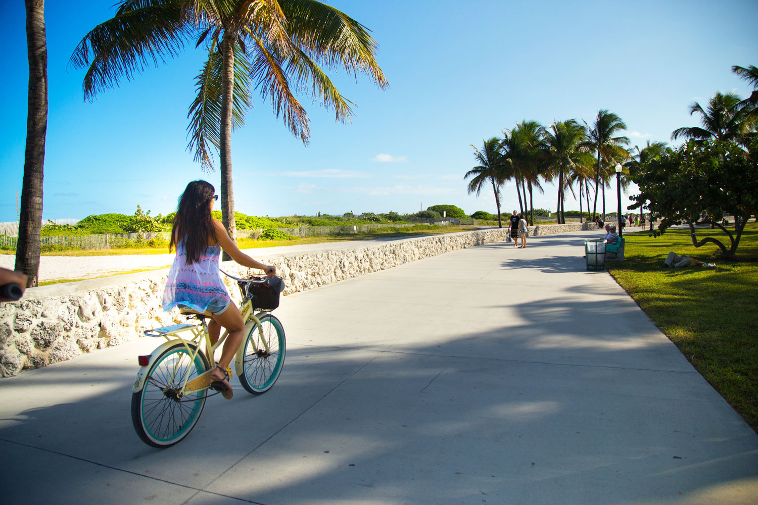 Cykelväg längs Ocean Drive i Miami Beach.
