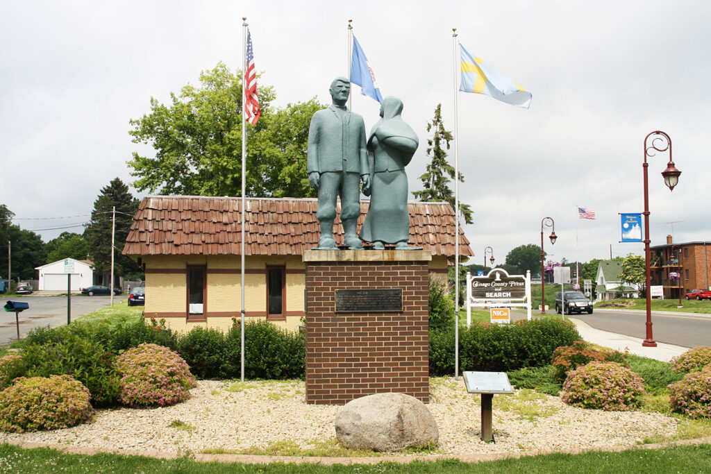 Statyer av Karl Oskar och Kristina i Lindstrom, Minnesota.
