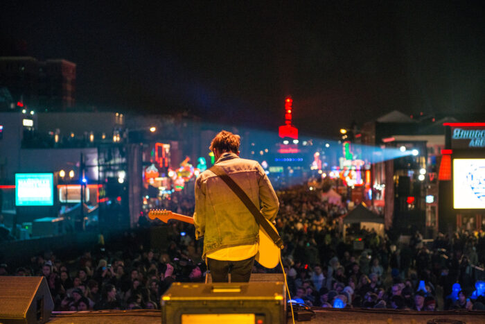 Konsert på Broadway i Nashville, Tennessee.