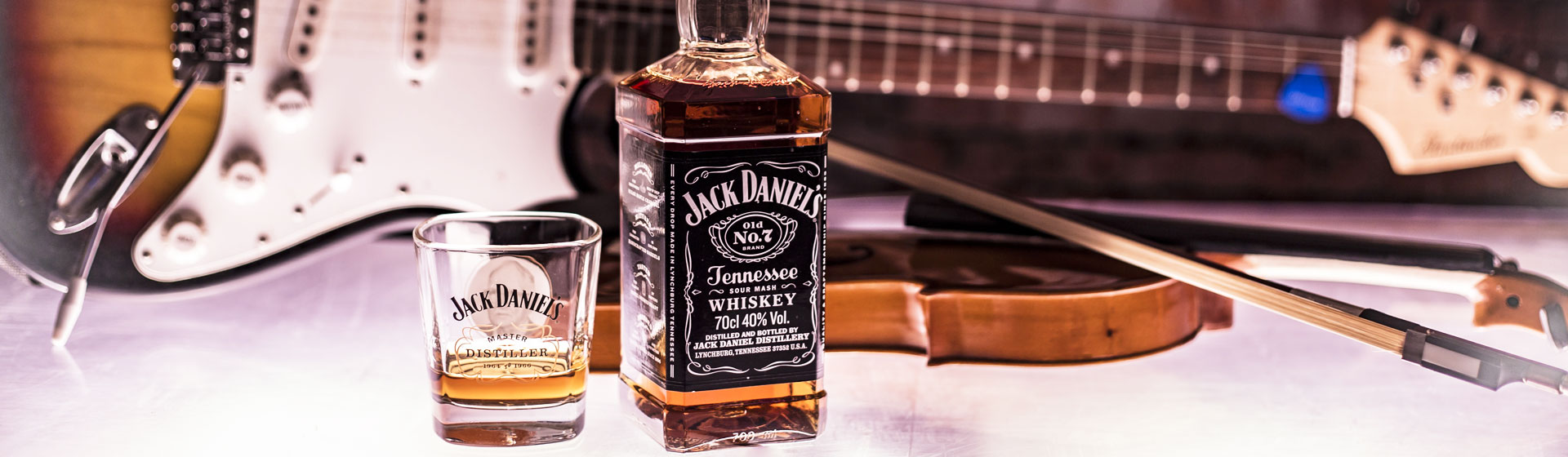 Jack Daniels flaska och gitarr.