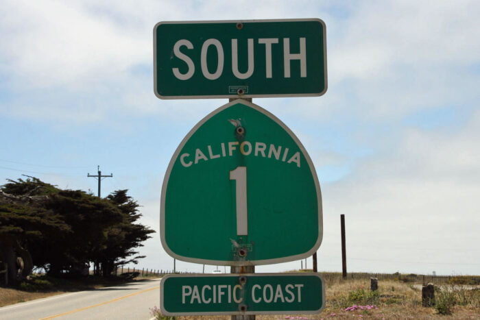 Highway-skylt 1 längs Kaliforniens västkust.