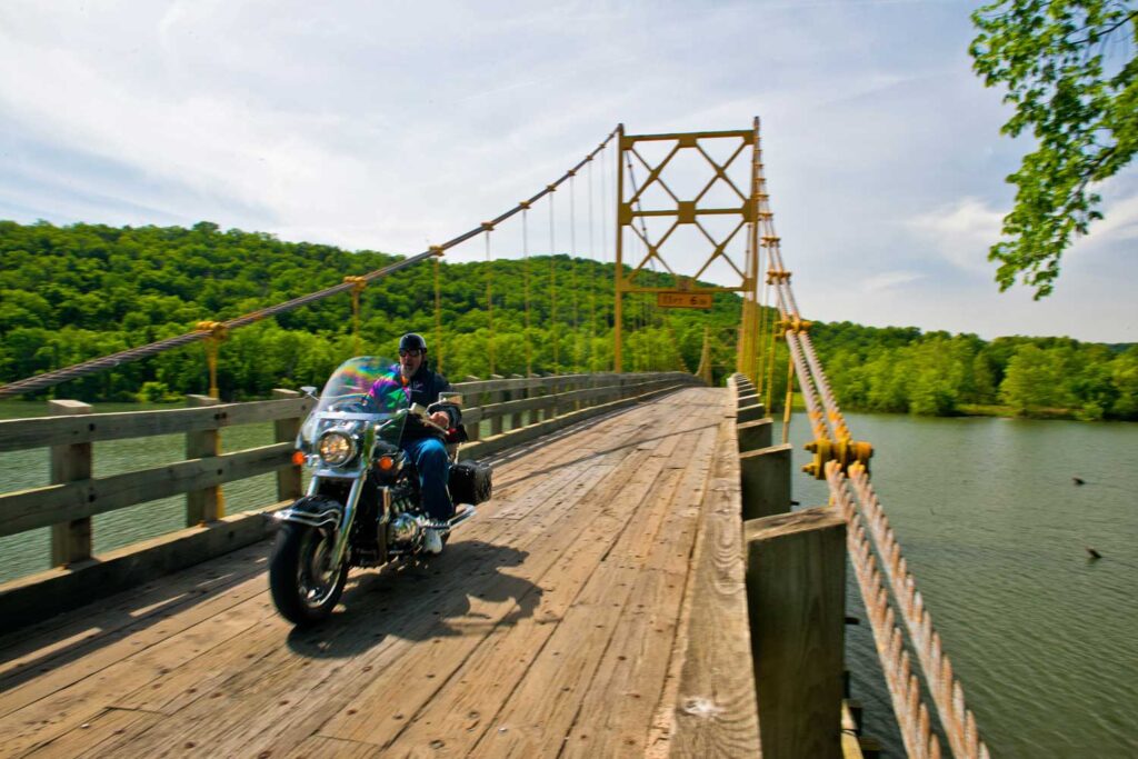 Motorcykel på Beaver Bridge i Eureka Springs, Arkansas.