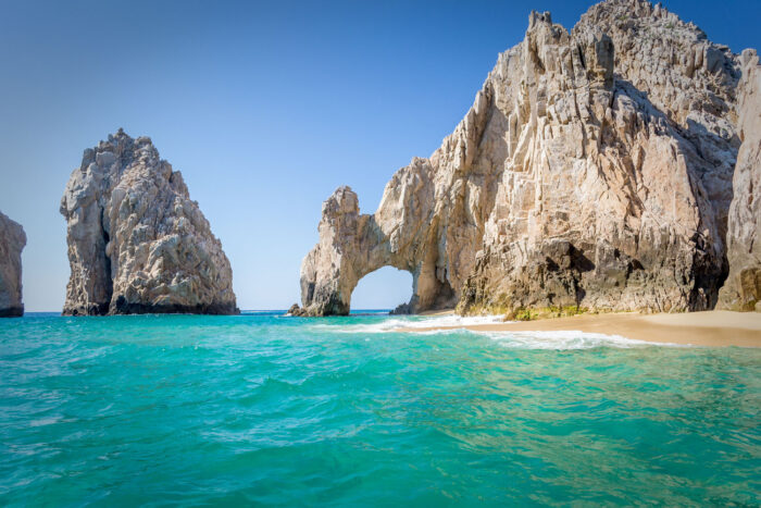 Vid Cabo San Lucas kustlinje kallas denna klippformationen för El Arco – vilket betyder "bågen" på spanska. Den markerar platsen där Stilla havet möter Californiaviken.