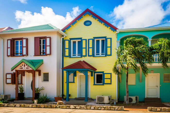 FĂ€rgglada hus i Orient Bay, St Martin.