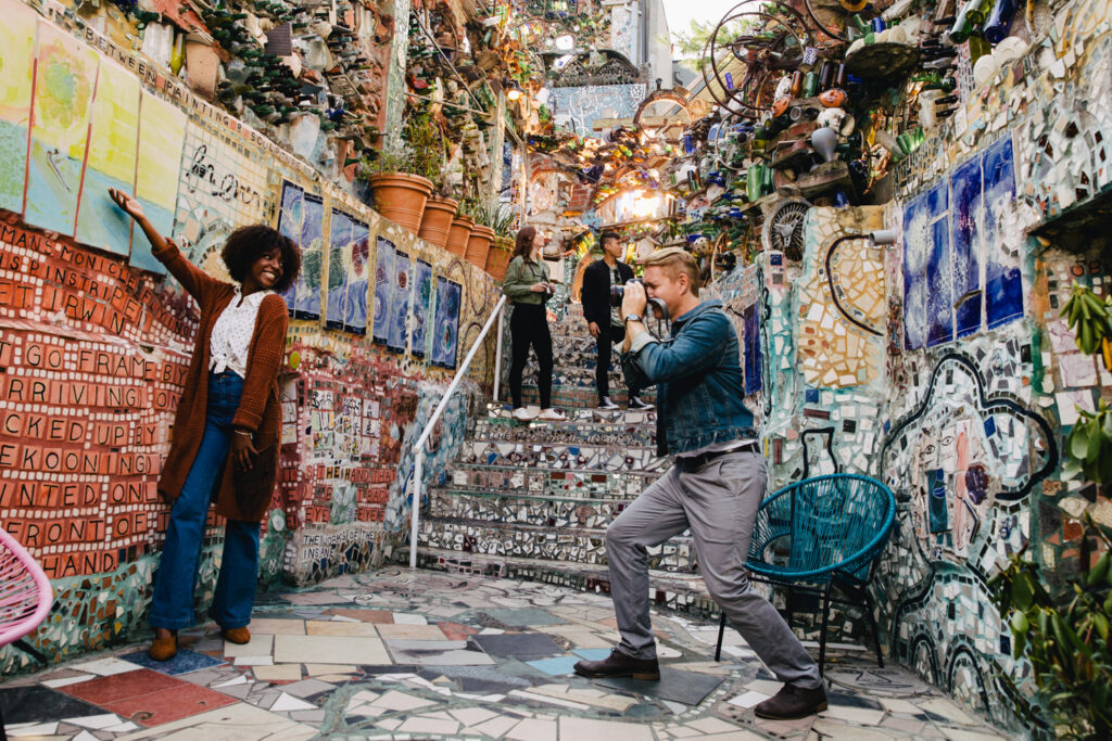 Philadelphia’s Magic Gardens är ett färgsprakande konstverk och museum där konstnären Isaiah Zagar har täckt väggar, golv och gårdar med mosaik av glas, keramik och återvunnet material.